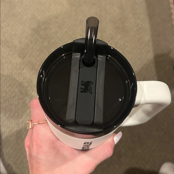 Stanley White Travel Mug 30 oz - Picture 2 of 5